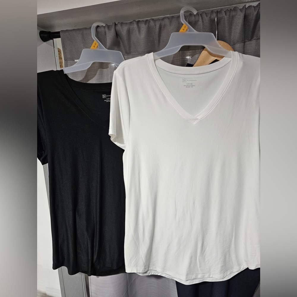 Set of 2 ladies shirt! Black & white Very comfy! Size Large!